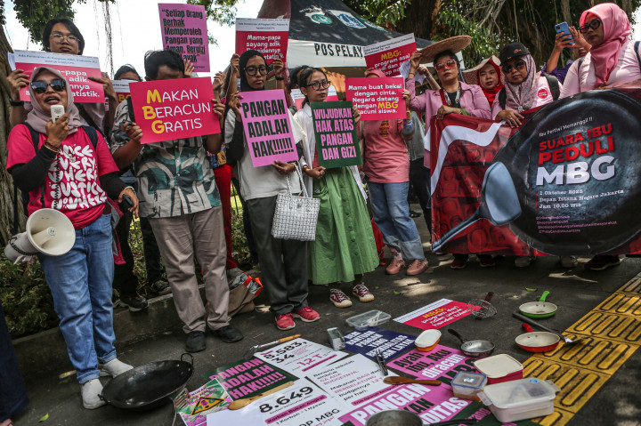 Mereka menuntut pemerintah untuk segera mengevaluasi secara menyeluruh program MBG tersebut.