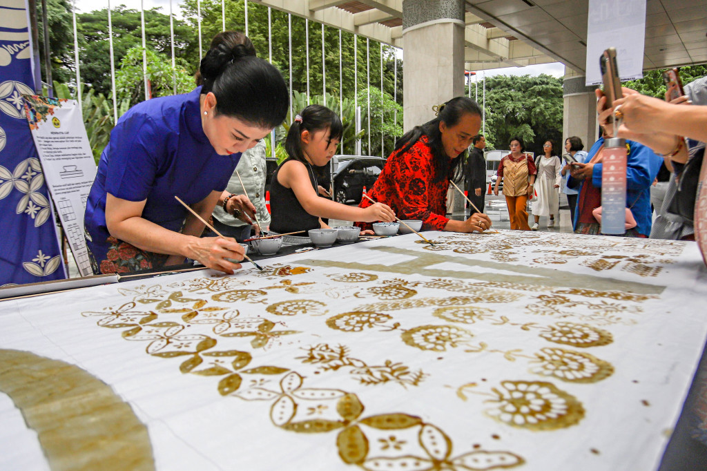 Kegiatan tersebut bertujuan untuk melestarikan budaya batik agar tetap dipakai, diajarkan, dan diteruskan oleh generasi muda sebagai identitas asli bangsa Indonesia. 