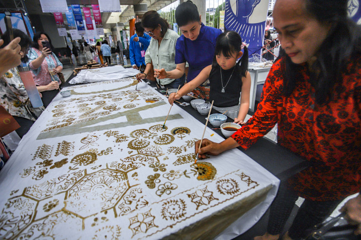 Hari Batik Nasional diperingati setiap 2 Oktober, setelah batik ditetapkan sebagai Warisan Kemanusiaan untuk Budaya Lisan dan Nonbendawi oleh UNESCO pada 2 Oktober 2009.
