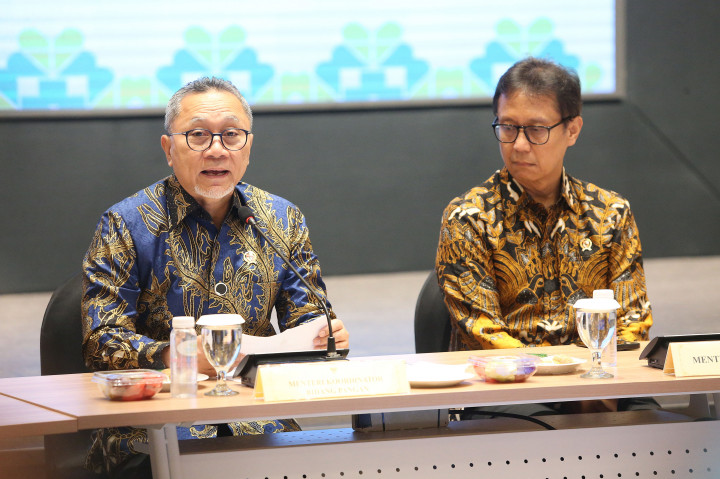 Hal tersebut disampaikan Menteri Koordinator (Menko) Bidang Pangan Zulkifli Hasan atau yang akrab dipanggil Zulhas pada konferensi pers terkait KLB MBG di Kantor Kementerian Kesehatan (Kemenkes), Jakarta, Kamis, 2 Oktober 2025.