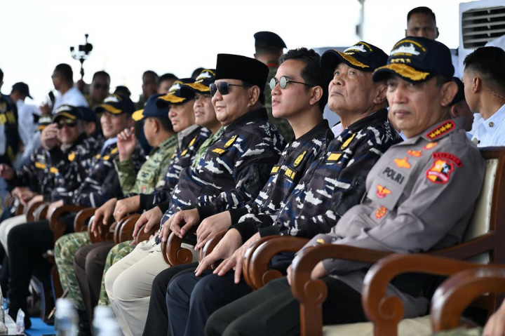 Suasana di Teluk Jakarta terasa berbeda. Langit Jakarta menjadi saksi kemegahan armada laut Indonesia. Dari atas KRI dr. Radjiman Wedyodiningrat (RJW-992), Presiden Prabowo Subianto menyaksikan langsung demo laut dan sailing pass di acara Presidential Inspection, Kamis, 2 Oktober 2025.