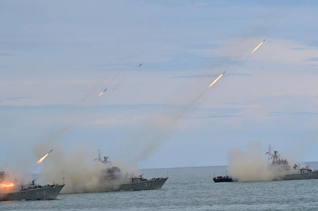 Di tengah rangkaian atraksi tersebut, ditampilkan pula simulasi pertempuran laut. Kapal-kapal TNI AL saling berhadapan dalam formasi taktis, memperlihatkan manuver menyerang dan bertahan dengan tembakan meriam hampa, serangan udara dari helikopter, hingga infiltrasi pasukan khusus ke titik target. Adegan ini menggambarkan bagaimana strategi peperangan laut modern dijalankan secara terpadu antara kekuatan permukaan, bawah laut, dan udara. 