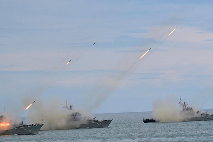 Di tengah rangkaian atraksi tersebut, ditampilkan pula simulasi pertempuran laut. Kapal-kapal TNI AL saling berhadapan dalam formasi taktis, memperlihatkan manuver menyerang dan bertahan dengan tembakan meriam hampa, serangan udara dari helikopter, hingga infiltrasi pasukan khusus ke titik target. Adegan ini menggambarkan bagaimana strategi peperangan laut modern dijalankan secara terpadu antara kekuatan permukaan, bawah laut, dan udara. 