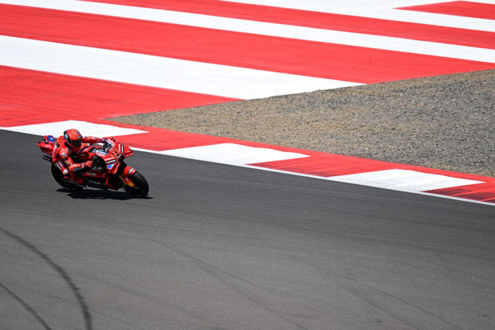 Jawara dunia musim ini tersebut mengalami cedera patah tulang bahu kanan ketika mengikuti MotoGP Indonesia.