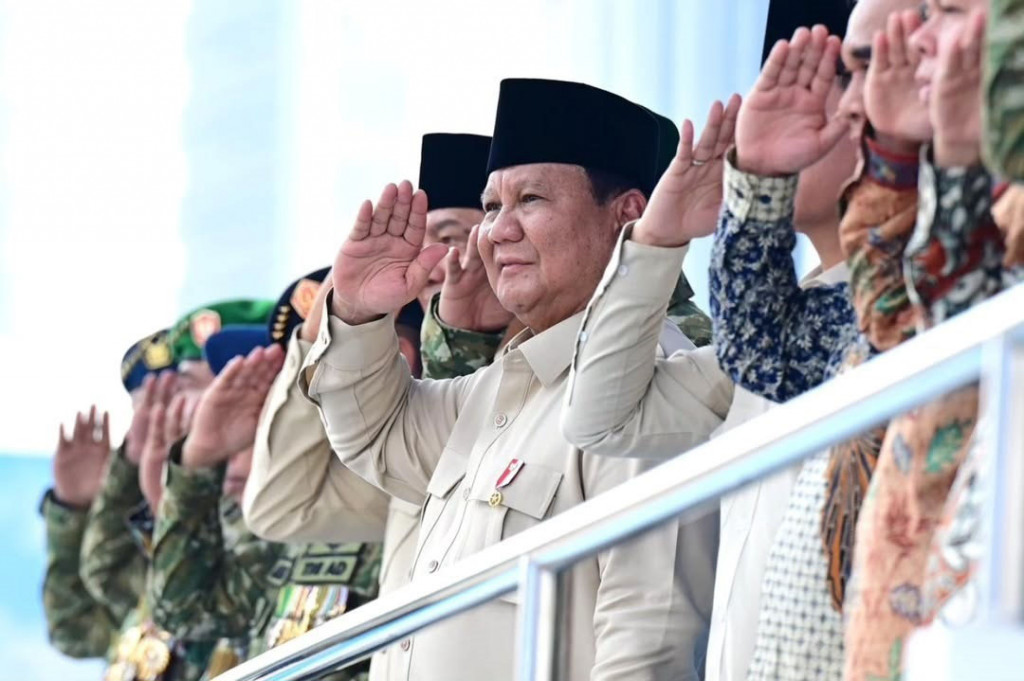 Acara dilanjutkan dengan laporan komandan upacara kepada inspektur upacara diikuti dengan pemeriksaan pasukan. Saat pemeriksaan pasukan, Presiden Prabowo didampingi oleh Menteri Pertahanan Sjafrie Sjamsoeddin dan Panglima TNI Jenderal TNI Agus Subiyanto dengan menggunakan kendaraan Maung.