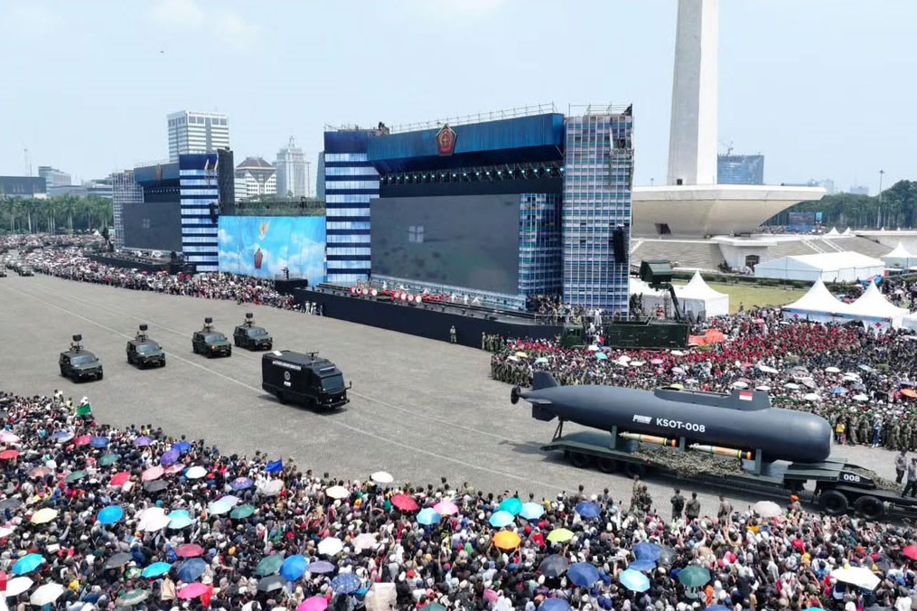 Selepas rangkaian upacara, Presiden Prabowo menyaksikan demonstrasi pasukan TNI, defile pasukan, dan pawai alat utama sistem senjata (alutsista). Dari mimbar kehormatan, Presiden Prabowo tampak antusias menyaksikan berbagai atraksi yang menampilkan kesiapsiagaan dan profesionalisme prajurit dari matra darat, laut, dan udara. Suara gemuruh kendaraan tempur, helikopter, hingga pesawat tempur yang melintas di langit Jakarta menambah kemegahan suasana.