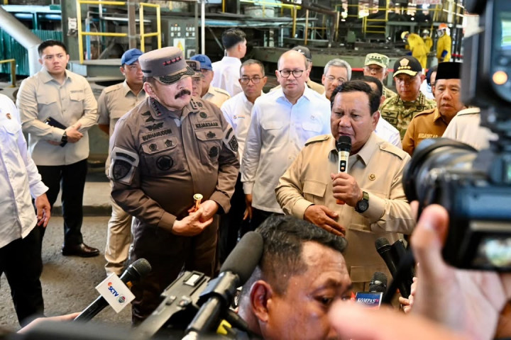 Presiden Prabowo Subianto menyaksikan secara langsung Penyerahan Aset Barang Rampasan Negara (BRN) kepada PT Timah Tbk., yang digelar di Smelter PT Tinindo Internusa, Kota Pangkal Pinang, Provinsi Kepulauan Bangka Belitung, pada Senin, 6 Oktober 2025.