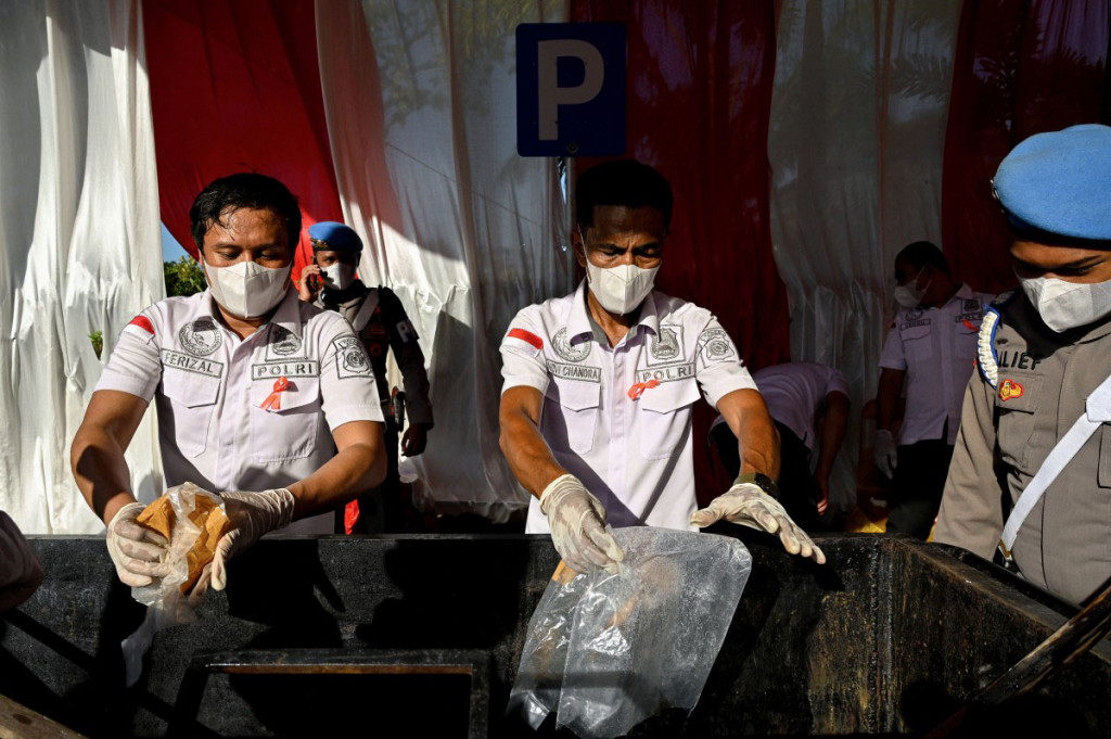 Pemusnahan sabu dan kokain dilakukan dengan cara direbus air yang dicampur cairan pencuci keramik. Selanjutnya, campuran sabu tersebut dibuang ke saluran pembuangan air atau got.