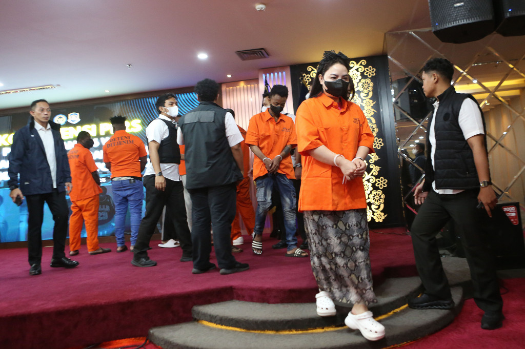 Sebanyak 30 tahanan warga negara asing (WNA) yang bermasalah dengan keimigrasian diperlihatkan dalam konperensi pers di Gedung Direktorat Jenderal Imigrasi, Jakarta, Rabu, 8 Oktober 2025. 