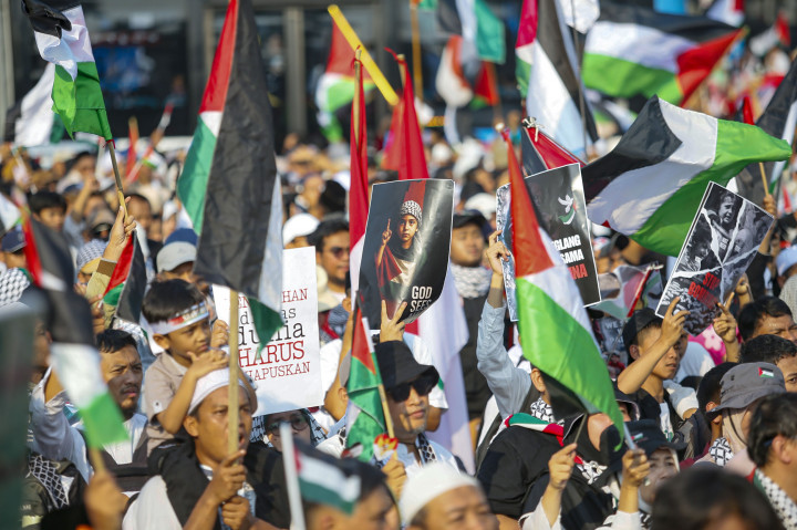 Ribuan massa dari berbagai elemen masyarakat menggelar aksi damai bela Palestina di kawasan Patung Kuda, Monas, Jakarta Pusat, Minggu, 12 Oktober 2025.
