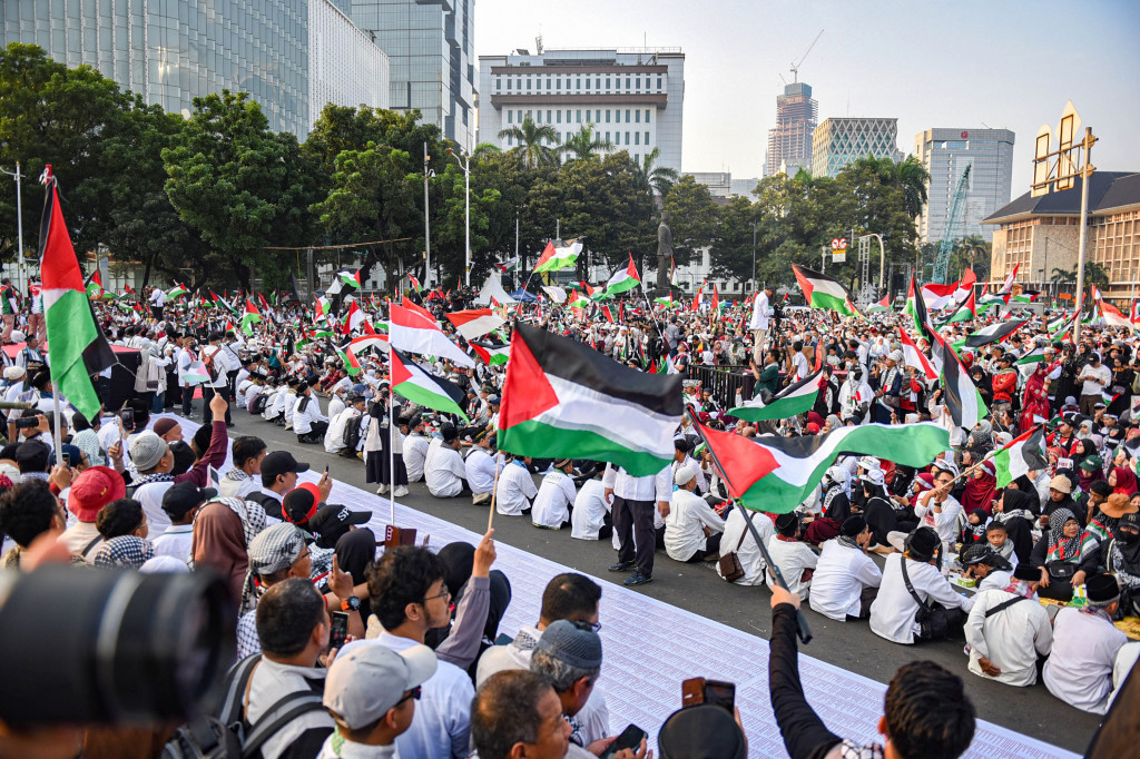 Massa juga menyerukan agar pembantaian warga Gaza oleh Israel segera dihentikan.