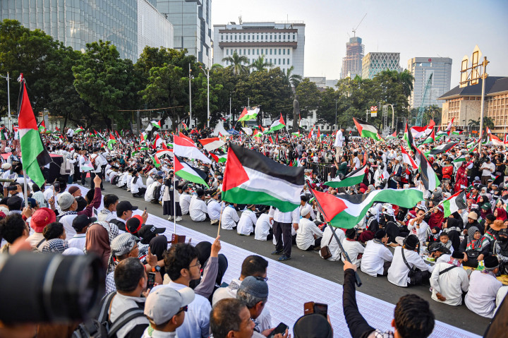 Massa juga menyerukan agar pembantaian warga Gaza oleh Israel segera dihentikan.