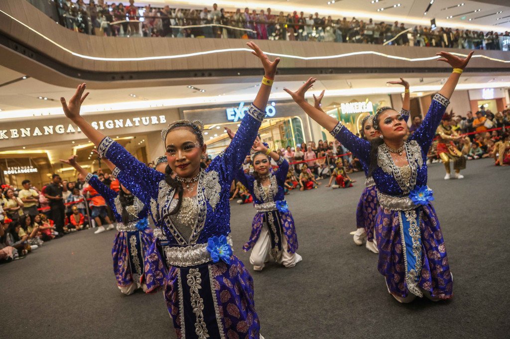 Peserta melakukan gerakan tari saat mengikuti gelaran Indonesia Menari 2025 di Pakuwon Mall, Bekasi, Jawa Barat, Minggu, 12 Oktober 2025. 