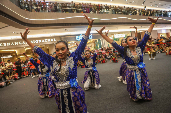 Peserta melakukan gerakan tari saat mengikuti gelaran Indonesia Menari 2025 di Pakuwon Mall, Bekasi, Jawa Barat, Minggu, 12 Oktober 2025. 