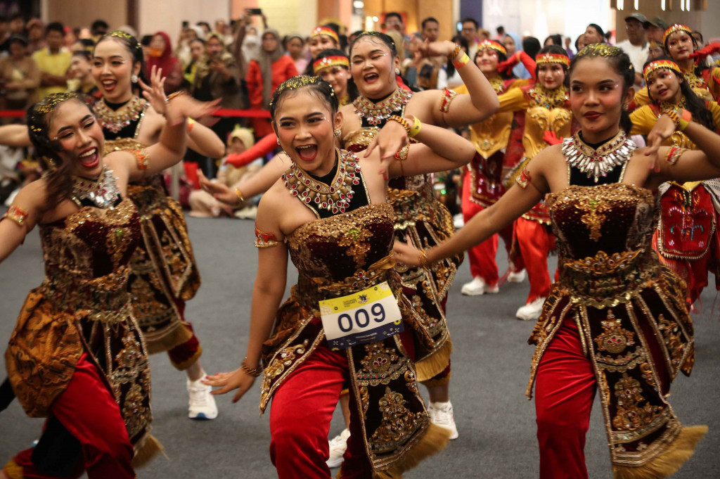Dengan Koreografi khusus Karya Bathara Saverigadi Dewandoro menonjolkan detail gerakan tangan khas dari berbagai daerah dengan diiringi medley 8 lagu daerah yaitu Sinagar Tulo, Kicir-Kicir, Cing Cakeling, Angin Mamiri, Rek Ayo Rek, Indung-Indung, Si Patokaan, dan Rasa Sayange.