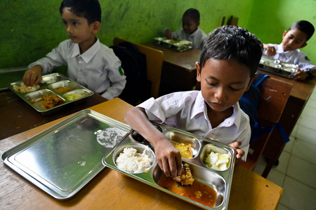 Makanan bergizi juga mulai disalurkan di beberapa sekolah di kawasan Darul Kamal, Kabupaten Aceh Besar, di antaranya SMKN 1 Darul Kamal untuk 161 siswa.
