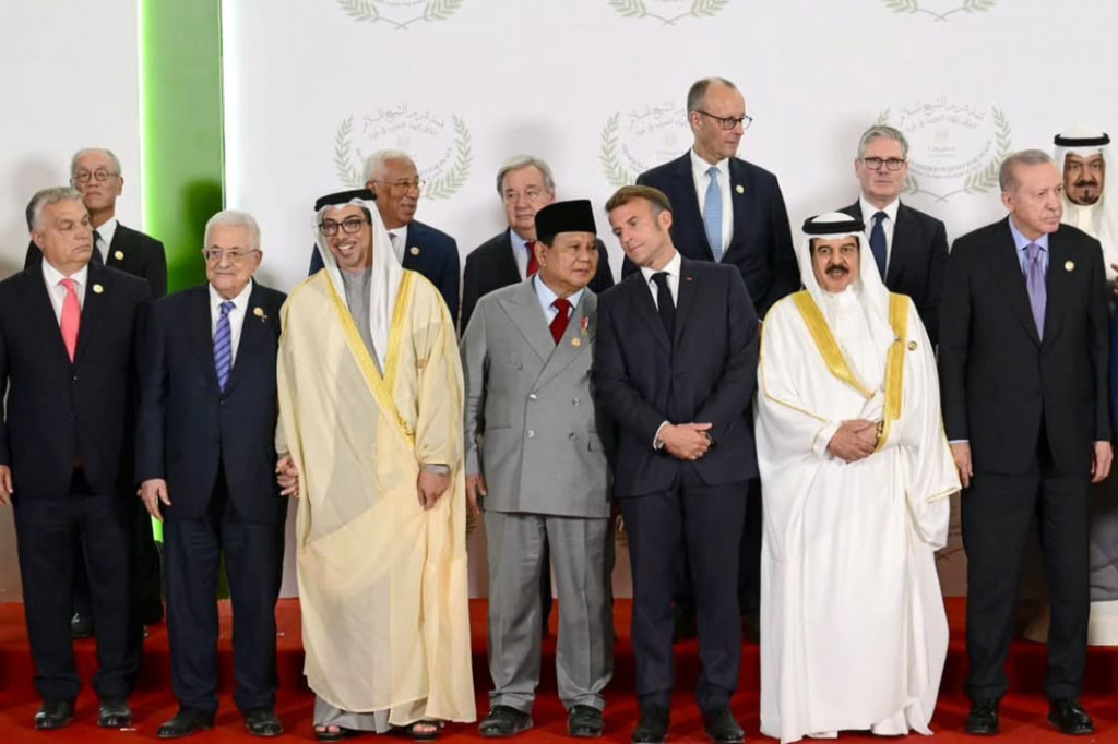 Usai foto dengan Presiden Trump, seluruh pemimpin negara peserta KTT melakukan foto bersama. Dalam kesempatan tersebut, Presiden Prabowo berdiri di barisan depan dengan diapit oleh Presiden Prancis Emmanuel Macron dan Wakil Presiden Persatuan Emirat Arab (PEA) Syekh Mansour bin Zayed Al Nahyan. Sesi foto bersama ini menjadi simbol solidaritas dan tekad kolektif kuat dari para pemimpin dunia dalam mendukung perdamaian di kawasan Timur Tengah.
