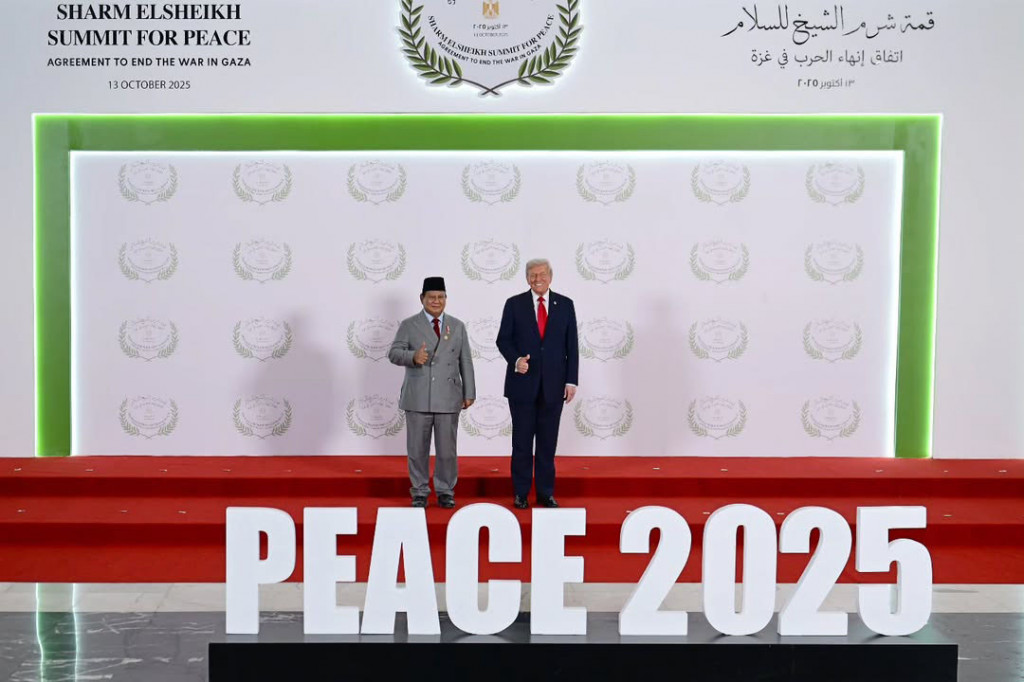 Setelahnya, Presiden Prabowo bersama para pemimpin negara peserta KTT menuju area sesi foto bersama. Sebelum foto bersama, setiap pemimpin berfoto berdua dengan Presiden Amerika Serikat (AS) Donald Trump selaku Co-Chair dari KTT Perdamaian Sharm El-Sheikh. Tampak Kepala Negara bersalaman dan berbincang hangat dengan Presiden Trump pada saat sesi foto.