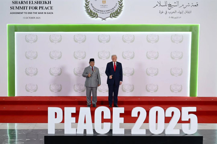 Setelahnya, Presiden Prabowo bersama para pemimpin negara peserta KTT menuju area sesi foto bersama. Sebelum foto bersama, setiap pemimpin berfoto berdua dengan Presiden Amerika Serikat (AS) Donald Trump selaku Co-Chair dari KTT Perdamaian Sharm El-Sheikh. Tampak Kepala Negara bersalaman dan berbincang hangat dengan Presiden Trump pada saat sesi foto.
