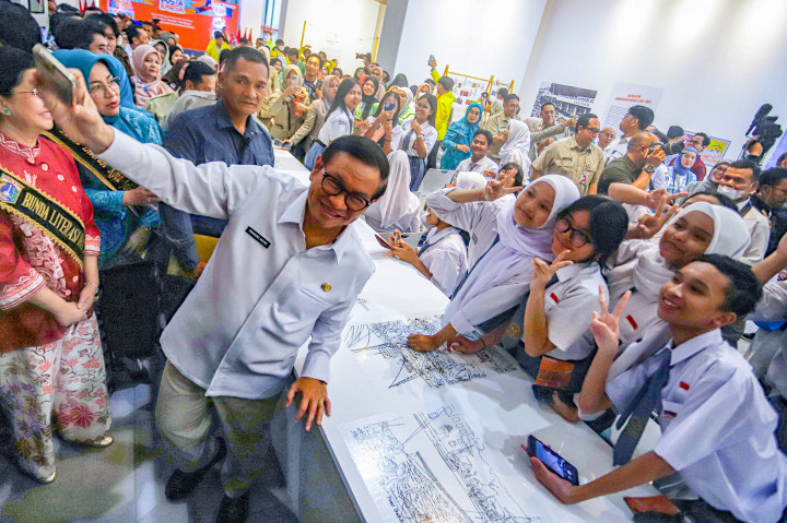 Pameran kearsipan bertema 'Lo Jual, Gue Beli: Kilas Balik Lima Abad Jakarta Kota Dagang' mengajak pengunjung menyelami perjalanan panjang Jakarta, dari pelabuhan kecil hingga bertransformasi menjadi pusat perekonomian nasional dan kota global.