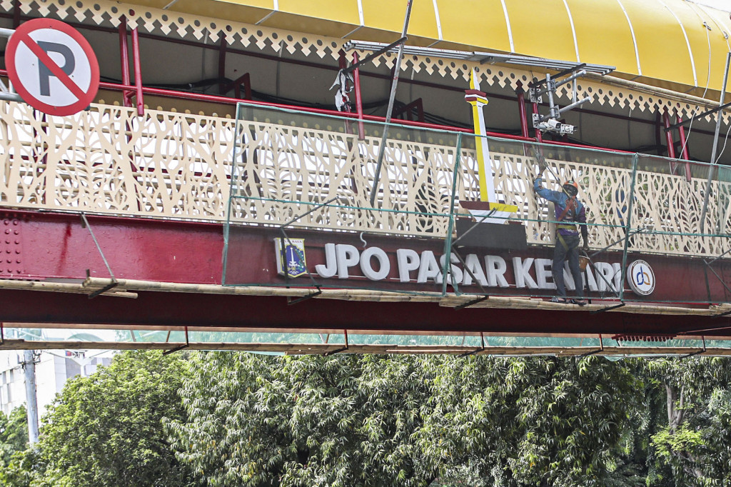 Pekerja menggarap revitalisasi jembatan penyeberangan orang (JPO) Pasar Kenari, Senen, Jakarta Pusat, Rabu, 15 Oktober 2025. 