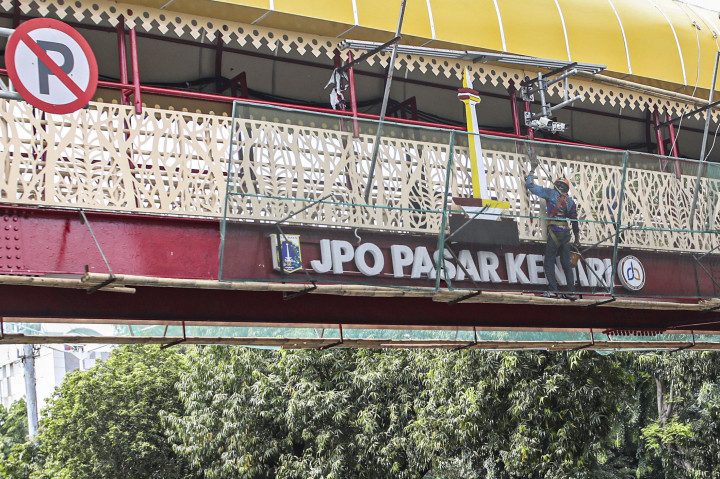 Pekerja menggarap revitalisasi jembatan penyeberangan orang (JPO) Pasar Kenari, Senen, Jakarta Pusat, Rabu, 15 Oktober 2025. 