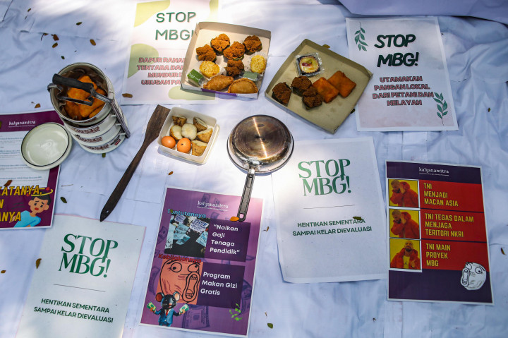 Aksi tersebut sebagai bentuk keprihatinan atas kasus keracunan massal program Makan Bergizi Gratis (MBG) yang menimpa ribuan anak-anak sekolah. 