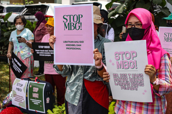 Para perempuan yang tergabung dalam Suara Ibu Indonesia menggelar aksi damai di depan kantor Badan Gizi Nasional, Jakarta, Rabu, 15 Oktober 2025. 