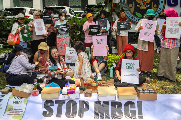 Mereka menuntut agar proyek MBG dihentikan, mencabut akses keterlibatan TNI/Polri dalam program MBG serta menuntut pemerintah melakukan audit nasional independen terhadap seluruh vendor, dapur sekolah dan rantai pasok MBG secara terbuka.