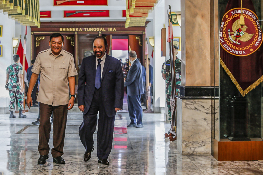 Menteri Pertahanan (Menhan) Sjafrie Sjamsoeddin menerima kunjungan Ketua Umum Partai Nasional Demokrat (NasDem) Surya Paloh di kantor Kementerian Pertahanan (Kemenhan), Jakarta, Rabu, 15 Oktober 2025.