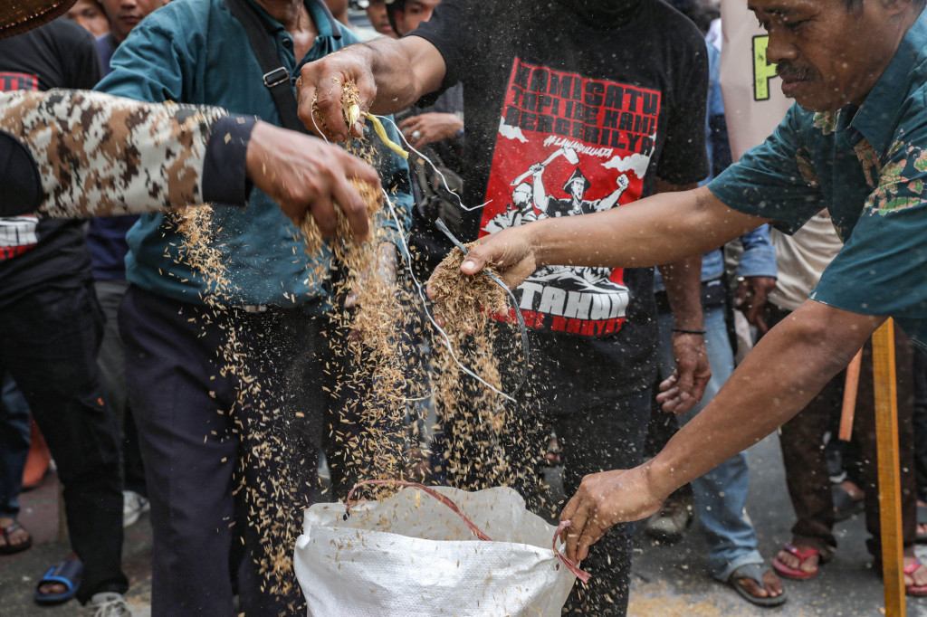 Selain itu, massa mendesak untuk segera dilakukan reformasi agraria untuk mewujudkan kedaulatan pangan di Indonesia. 
