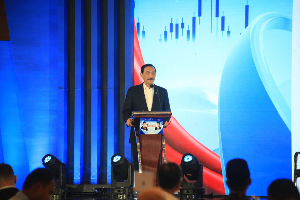 “Dan jangan kita juga memberikan masalah saja, kita juga cari jalan keluarnya. Jadi saya juga pada pengkritik-pengkritik itu, saya senang. Tapi kadang-kadang kritik basis datanya nggak ada. Asal ngomong saja, itu saya kira juga perlu kita perbaiki,” ujar Luhut dalam forum bertajuk 1 Tahun Prabowo–Gibran: Optimism on 8% Economic Growth di JS Luwansa Hotel & Convention Center, Jakarta, Kamis, 16 Oktober 2025.