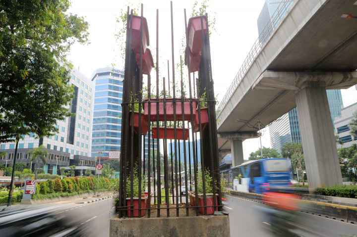 Atas tekadnya tersebut, Pramono pun menempuh berbagai cara untuk membersihkan tiang monorel yang dinilainya mengganggu keindahan ibu kota.
