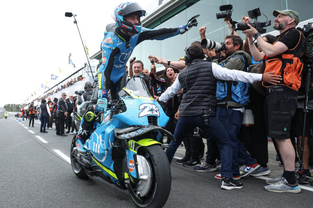 Kemenangan ini menjadi kemenangan perdana bagi pembalap bernomor 25 pada musim ini.