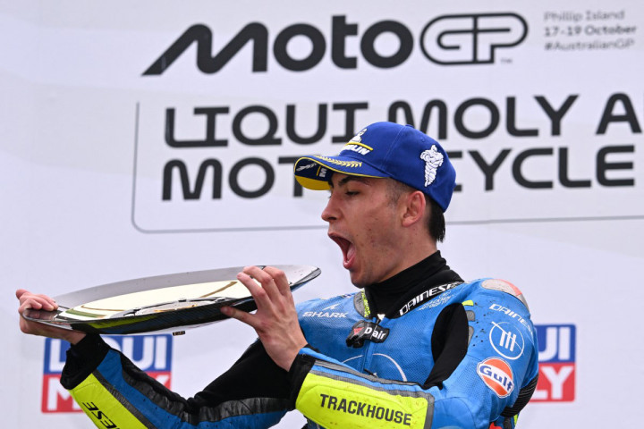 Akhirnya Raul Fernandez yang tak tersentuh di depan mengamankan gelar juara diikuti oleh Diggia dan Bezzecchi yang berada di podium kedua dan ketiga.