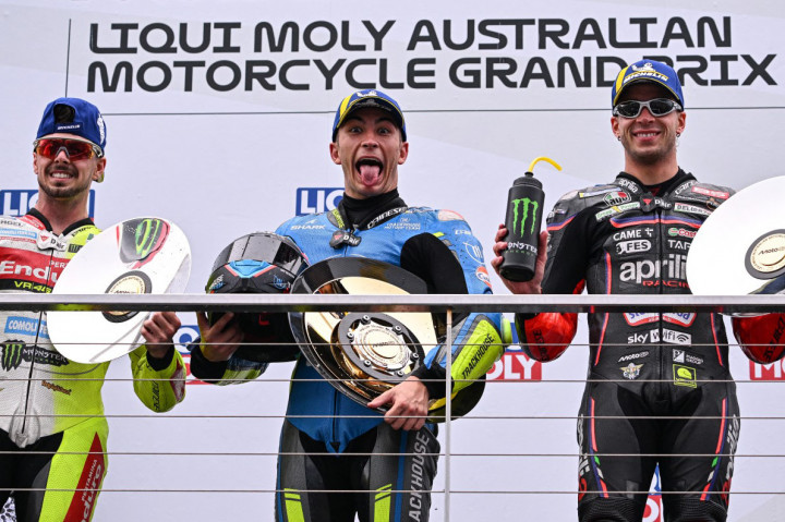 Fernandez menjadi yang tercepat setelah mencatatkan waktu 39 menit 49, 571 detik sekaligus mengatasi perlawanan dari pembalap Pertamina Enduro VR46 Racing Team Fabio Di Giannantonio dan Aprilia Racing Marco Bezzecchi.