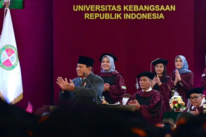 Saat memberikan sambutan pada sidang senat terbuka wisuda 521 sarjana UKRI di Trans Convention Centre, Kota Bandung, Jawa Barat, Sabtu, 18 Oktober 2025, Presiden Prabowo mengibaratkan demokrasi dilakukan dengan kerja sama layaknya tim sepakbola yang ingin mencetak gol.
