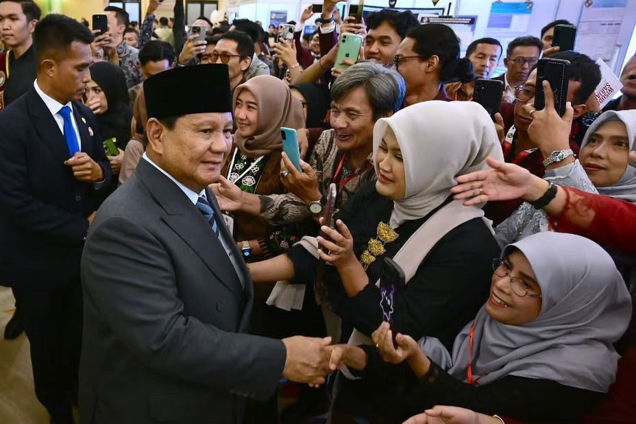 Kepala Negara pun mengungkapkan kesedihannya jika sesama bangsa Indonesia saling menjelekkan, padahal negara ini menghadapi masalah yang sama, yakni lapangan kerja untuk meningkatkan pertumbuhan ekonomi.