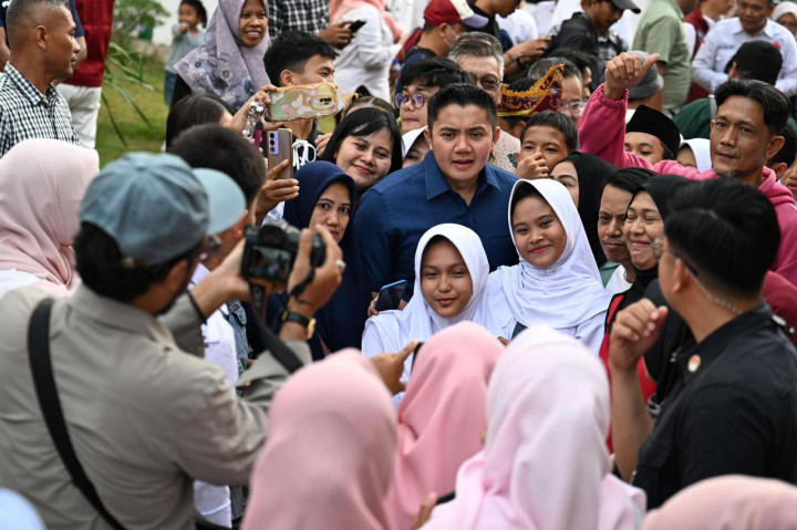 “Jadi pada intinya program Sekolah Rakyat ini yang diinisiasi Bapak Presiden, tahun ini 165 sekolah sudah berjalan dan akhir tahun ini akan diresmikan,” ujar Sekretaris Kabinet Teddy Indra Wijaya usai meninjau Sekolah Rakyat Menengah Atas 33 di Tangerang Selatan, pada Minggu, 19 Oktober 2025.