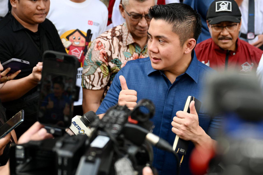 Dalam kunjungannya, Seskab Teddy menyaksikan langsung berbagai kegiatan seni dan keterampilan dari para siswa. Seskab Teddy menyebut bakat anak-anak tersebut mencerminkan potensi besar generasi muda yang perlu terus diasah melalui pendidikan yang merata. Selain pendidikan, kata Seskab Teddy, program Sekolah Rakyat juga memberikan dukungan pemenuhan gizi, kesehatan, dan tempat tinggal yang layak bagi para siswa.