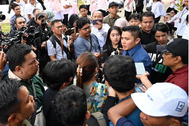 Dalam kesempatan tersebut, Seskab Teddy juga menegaskan kembali terkait program stimulus ekonomi yang telah diluncurkan pada Jumat lalu, 17 Oktober 2025 bahwa pemerintah menyiapkan bantuan langsung tunai (BLT) tambahan bagi masyarakat di Desil 1 hingga 4 untuk periode Oktober hingga Desember 2025. Bantuan ini berasal dari efisiensi anggaran dan akan segera disalurkan melalui rekening bank dan kantor pos.
