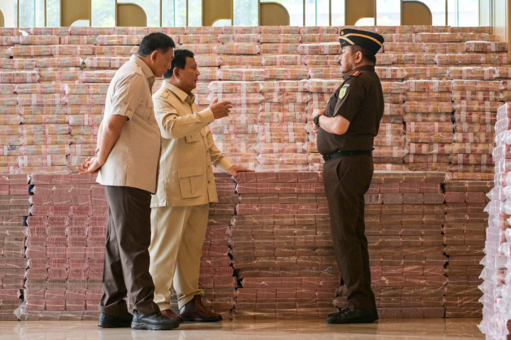 Kejaksaan Agung (Kejagung) menyerahkan uang pengganti kerugian perekonomian negara dalam perkara tindak pidana korupsi pemberian fasilitas ekspor minyak sawit mentah atau 'crude palm oil' (CPO) dan turunannya sebesar Rp13,255 triliun ke negara.
