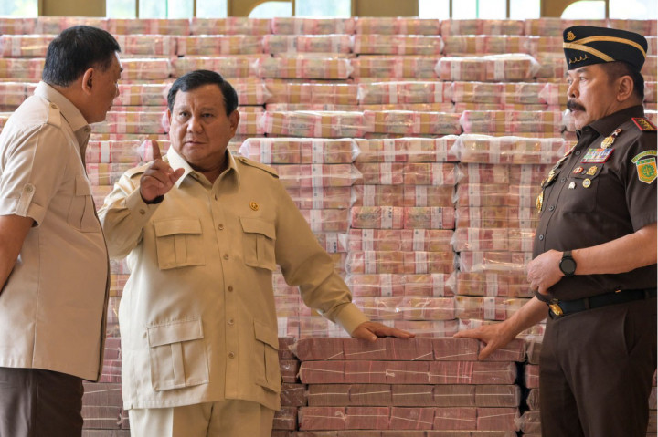 Penyerahan itu dilaksanakan secara simbolis di Gedung Utama Kejaksaan Agung, Jakarta, Senin, 20 Oktober 2025 oleh Jaksa Agung ST Burhanuddin kepada Menteri Keuangan (Menkeu) Purbaya Yudhi Sadewa dengan disaksikan Presiden RI Prabowo Subianto.