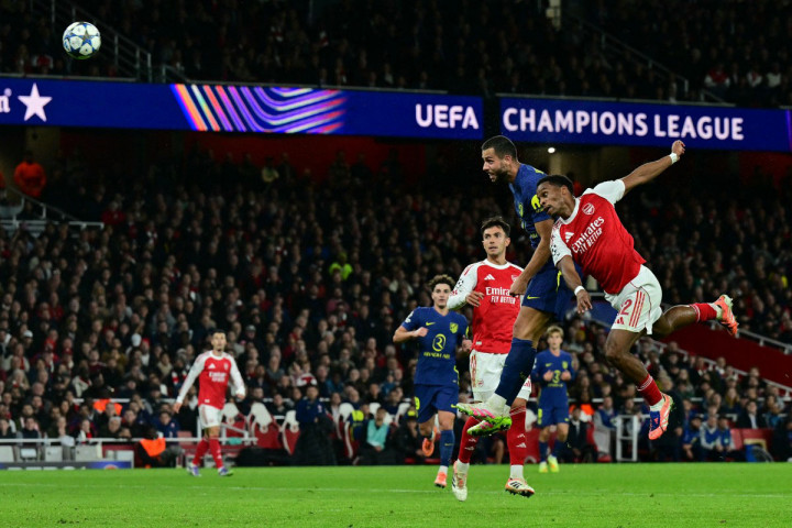 Arsenal kini di posisi ketiga klasemen fase liga dengan sembilan poin dari tiga laga, sementara Atletico turun ke posisi 18 dengan tiga poin.