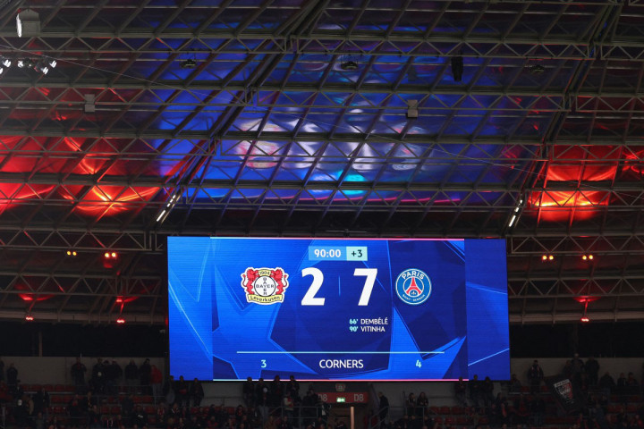 PSG menegaskan dominasnya dengan mengubah lagi skor menjadi 7-2 berkat gol Vitinha setelah menyambar bola rebound di dalam kotak penalti Leverkusen.