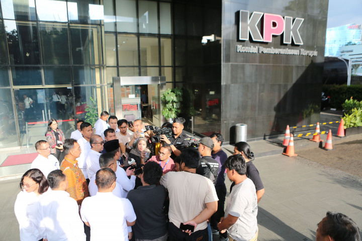 Menteri Agraria dan Tata Ruang/Kepala Badan Pertanahan Nasional (ATR/BPN) Nusron Wahid meminta bantuan Komisi Pemberantasan Korupsi (KPK) untuk mengalihfungsikan sejumlah sawah di Indonesia. Sejumlah lahan akan dipakai pemerintah untuk menjalankan program ketahanan pangan.
