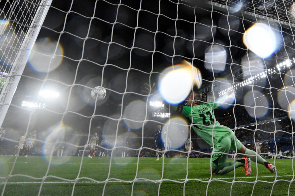 Enzo Fernandez yang dijatuhkan oleh Weghorst sukses mengeksekusi penalti pertama pada menit ke-45.