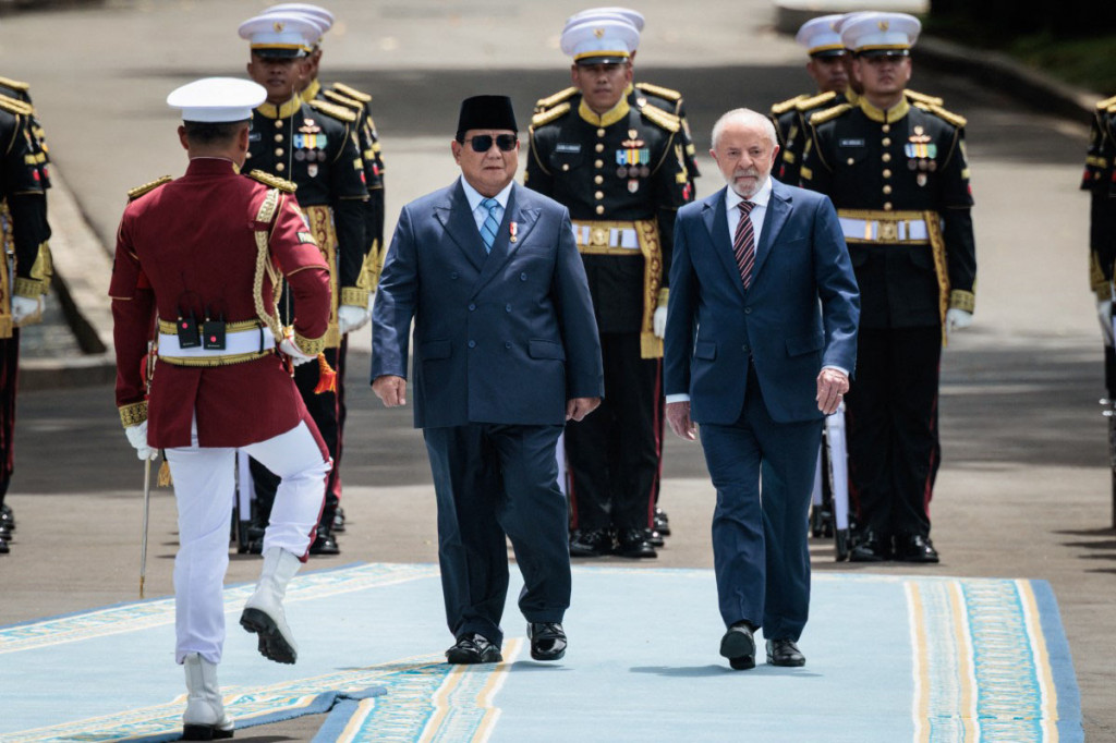 Presiden Lula disambut meriah oleh puluhan pasukan berkuda dari satuan TNI-Polri. Prosesi penyambutan dimulai dari kawasan Monumen Nasional (Monas) menuju Istana Merdeka. 