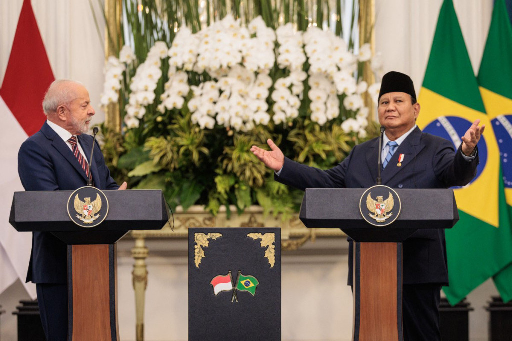 Kunjungan Presiden Lula da Silva ke Indonesia kali ini merupakan kunjungan balasan atas lawatan kenegaraan Presiden Prabowo Subianto ke Brasilia pada Juli 2025 yang lalu. Saat itu Presiden Prabowo mengajak Lula untuk merayakan ulang tahun di Jakarta, karena kedua pemimpin lahir di bulan Oktober.