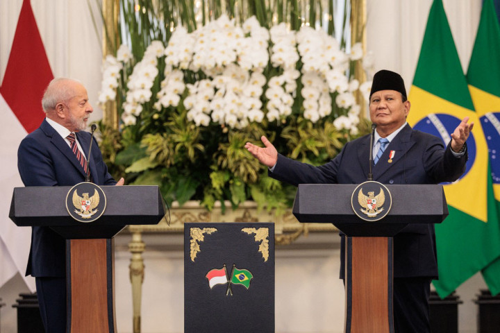 Kunjungan Presiden Lula da Silva ke Indonesia kali ini merupakan kunjungan balasan atas lawatan kenegaraan Presiden Prabowo Subianto ke Brasilia pada Juli 2025 yang lalu. Saat itu Presiden Prabowo mengajak Lula untuk merayakan ulang tahun di Jakarta, karena kedua pemimpin lahir di bulan Oktober.